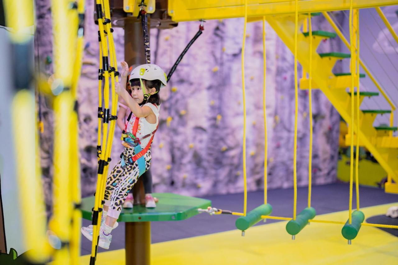 Studio City Hotel Macao Eksteriør bilde Adventure climbing
