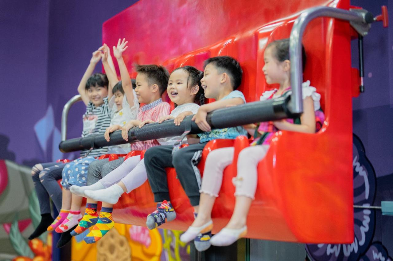 Studio City Hotel Macao Eksteriør bilde Children on a roller coaster