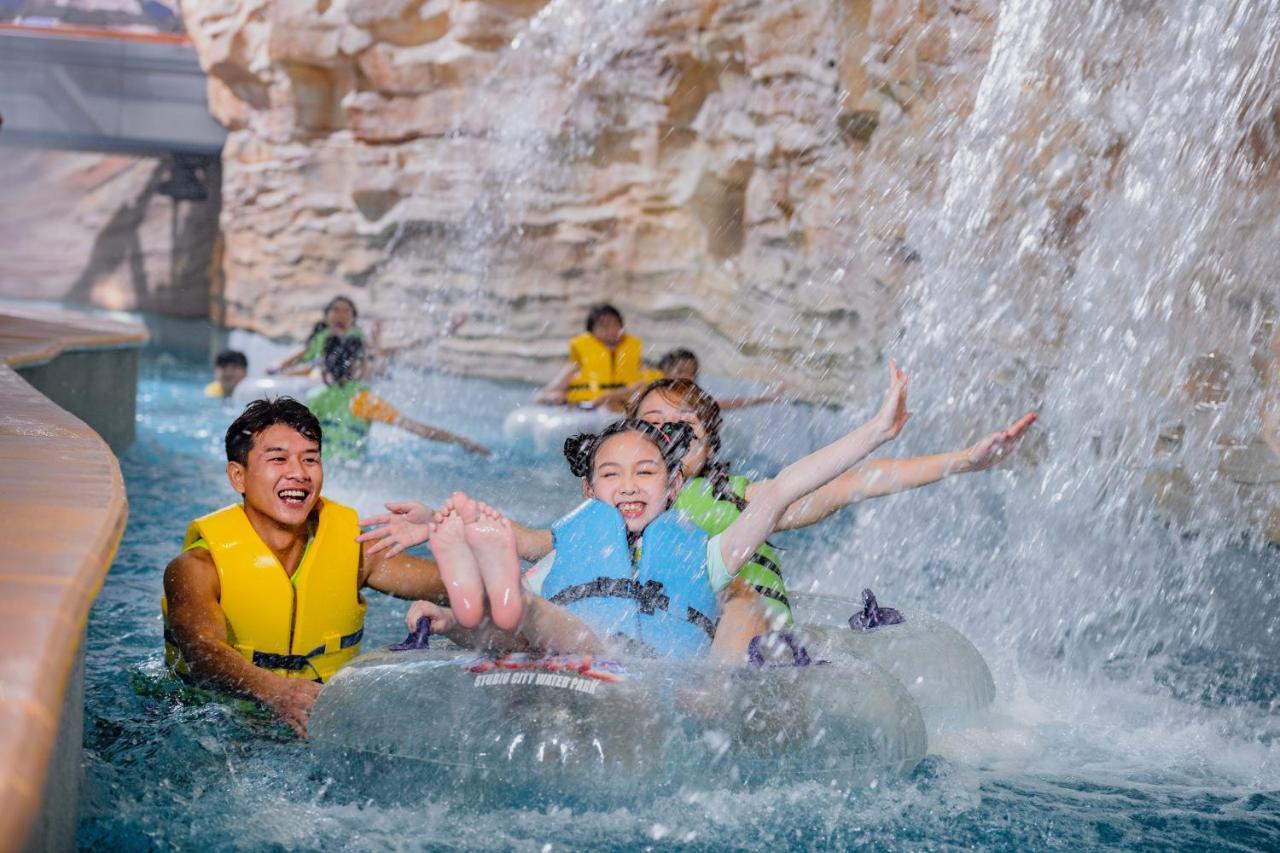 Studio City Hotel Macao Eksteriør bilde Visitors enjoy the water park at the Atlantis Paradise Island resort.