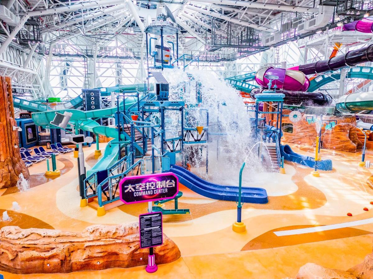 Studio City Hotel Macao Eksteriør bilde The interior of Ocean Park Water Park