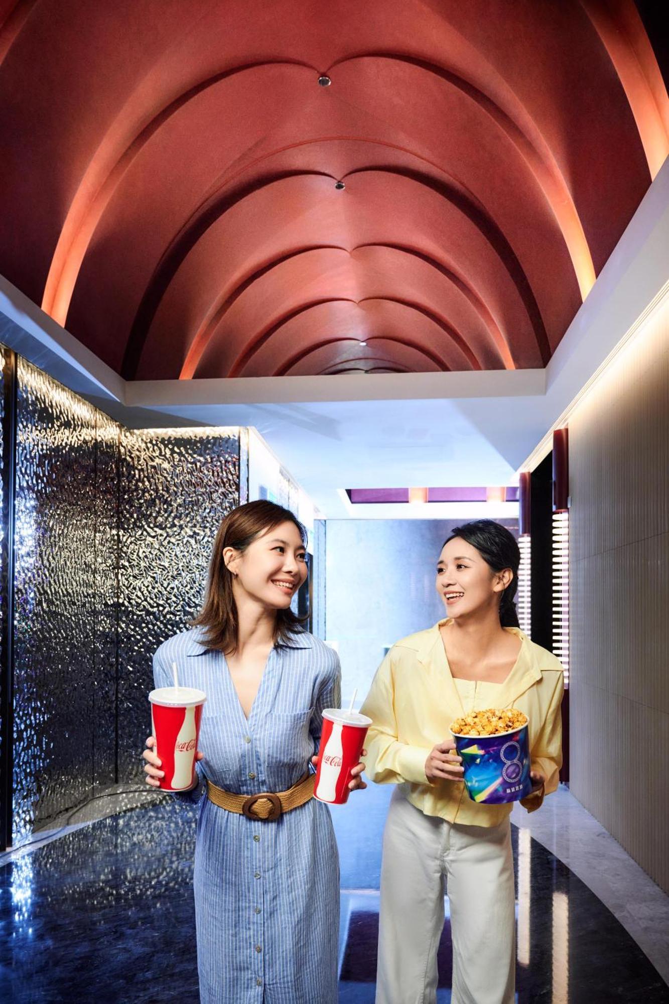 Studio City Hotel Macao Eksteriør bilde The interior of a typical movie theater in China