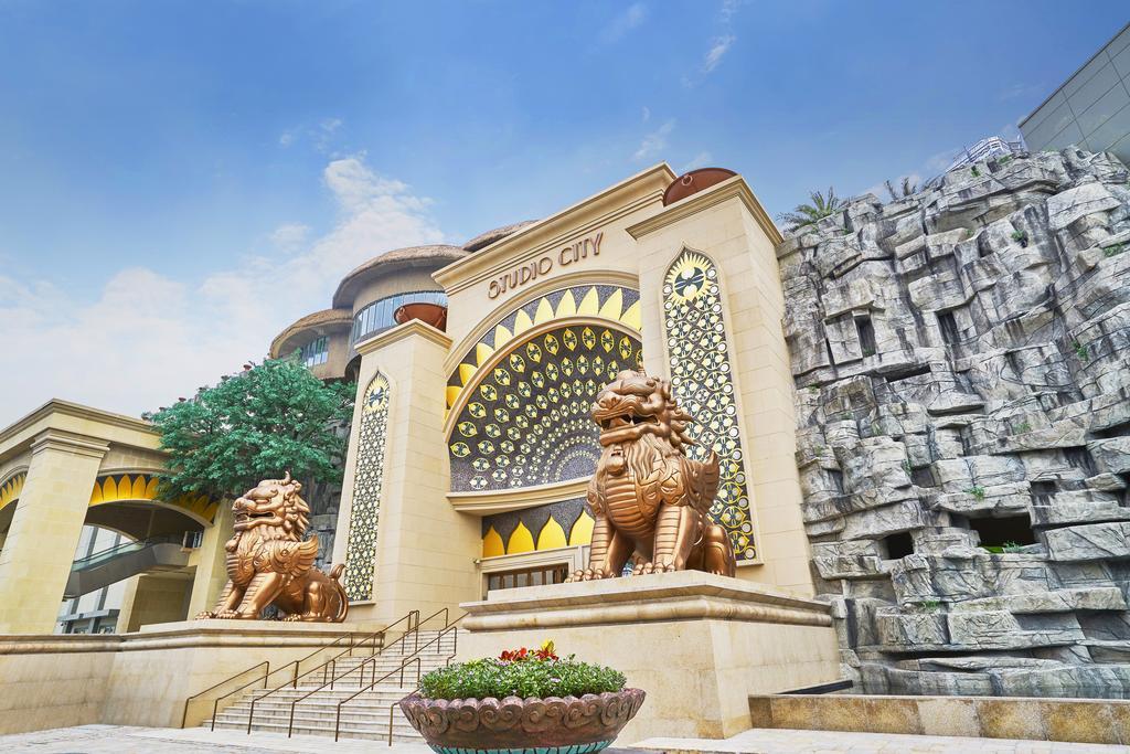 Studio City Hotel Macao Eksteriør bilde The entrance of the temple